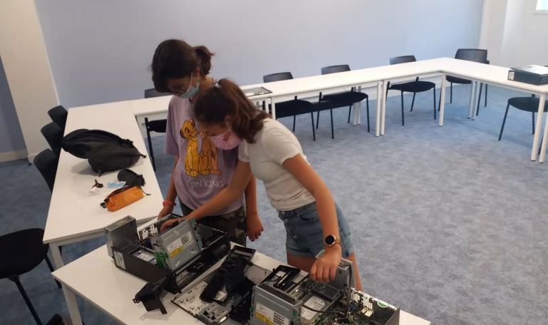 élèves recyclant un ordinateur